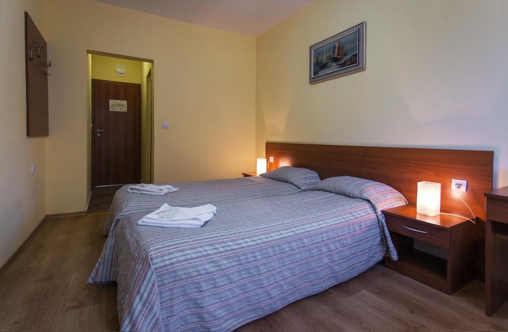 Hera Guest House Chiflik Buitenkant foto